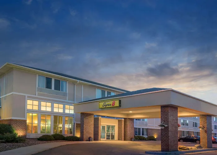 Super 8 By Wyndham Menomonie Wi