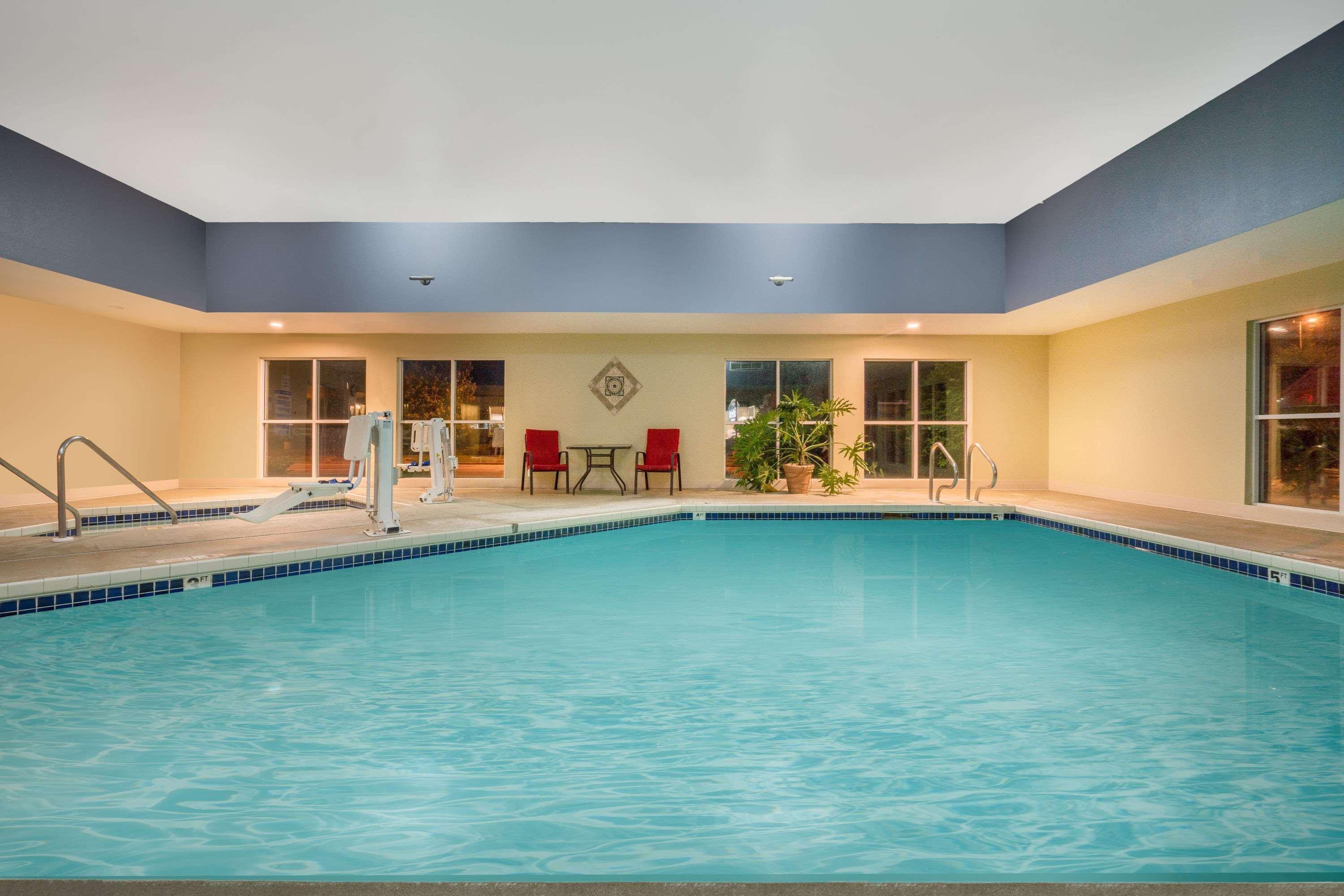 Super 8 By Wyndham Wi Motel