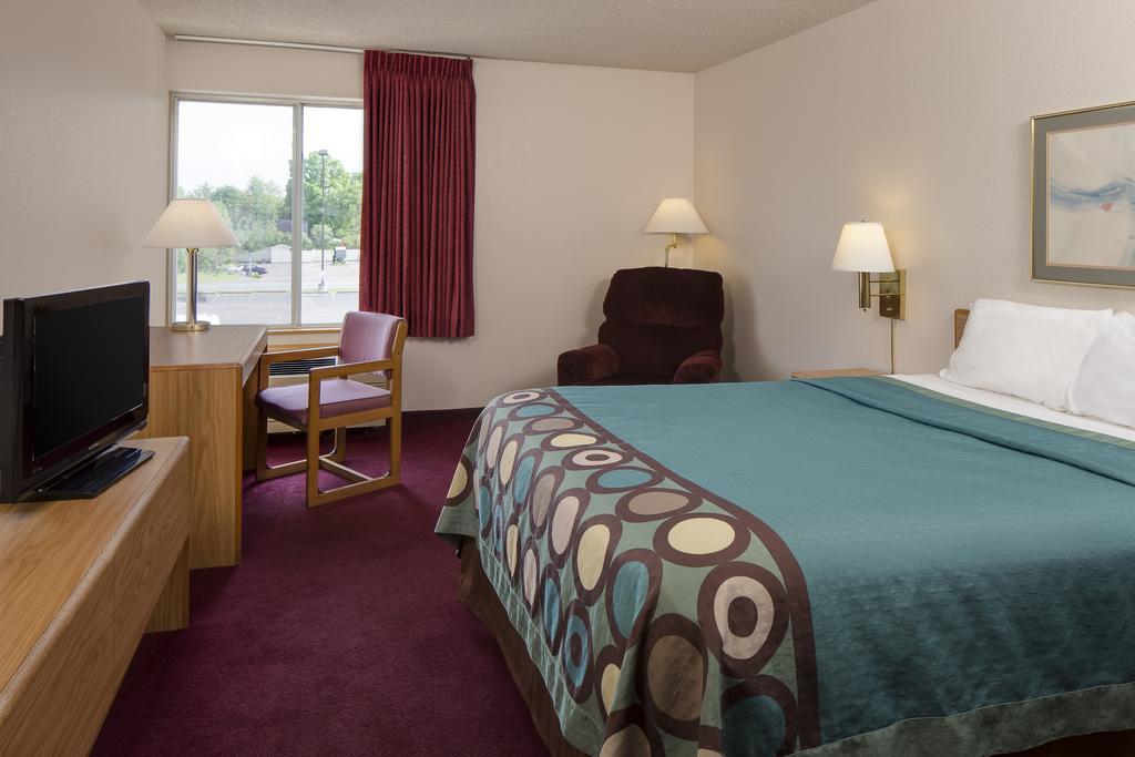 Super 8 By Wyndham Wi Motel