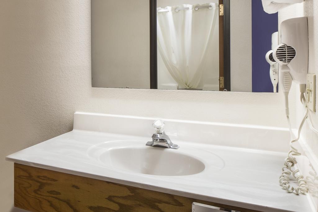 Super 8 By Wyndham Wi Motel 2*